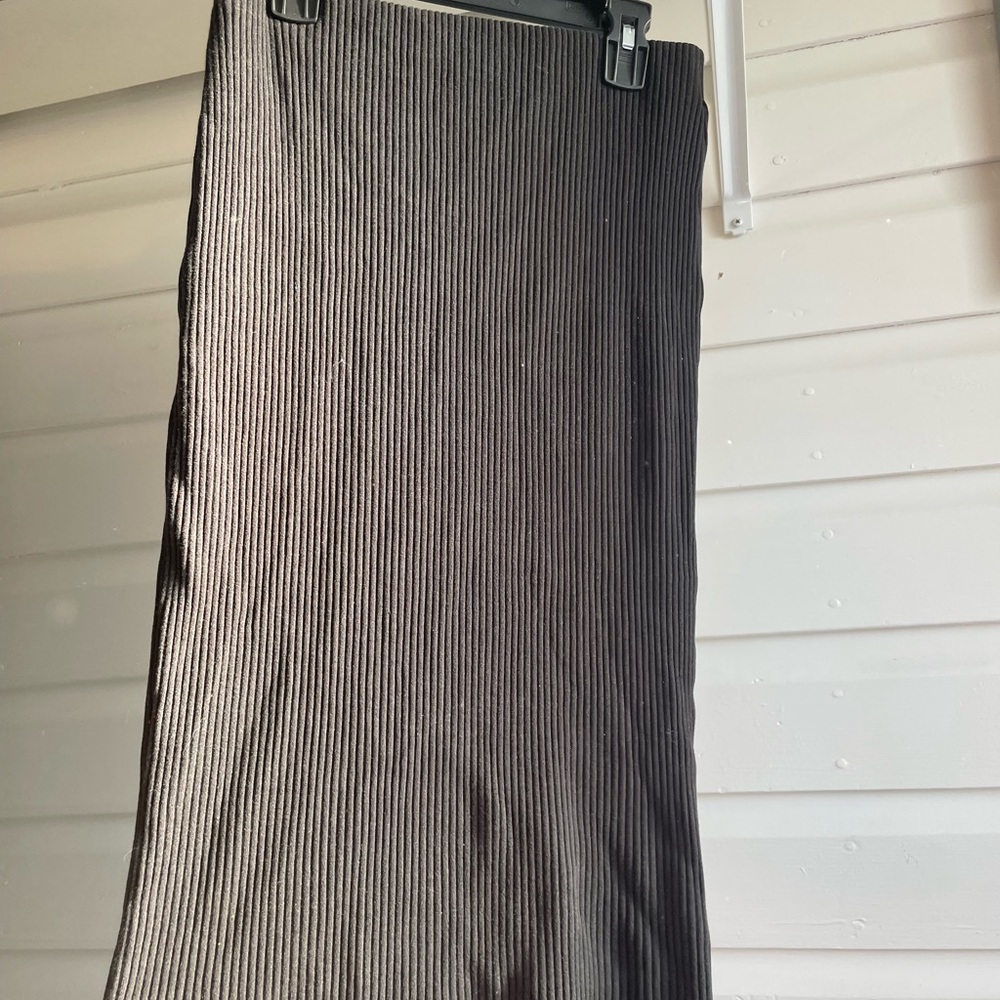 H&M Ribbed Midi Skirt in Black